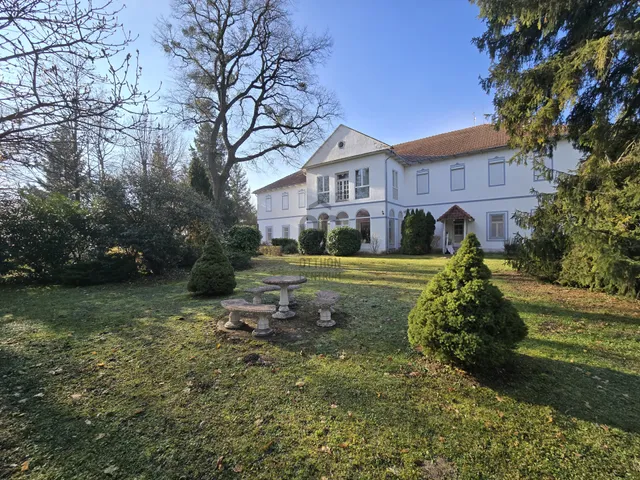 Eladó kereskedelmi és ipari ingatlan Misefa 1649 nm