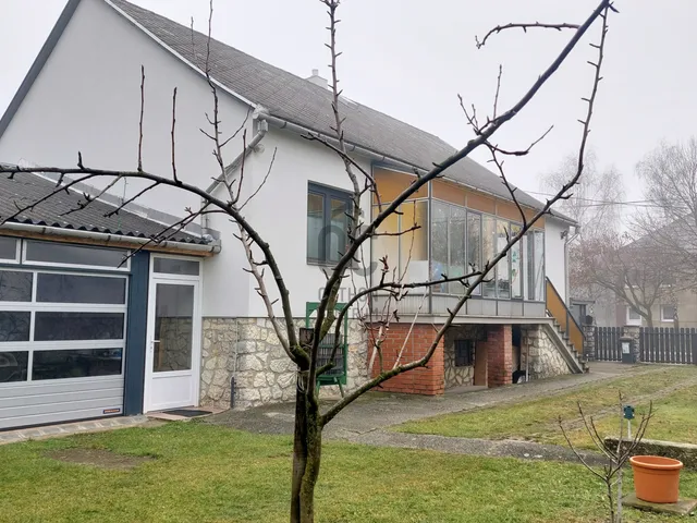 Eladó ház Nyirád 330 nm