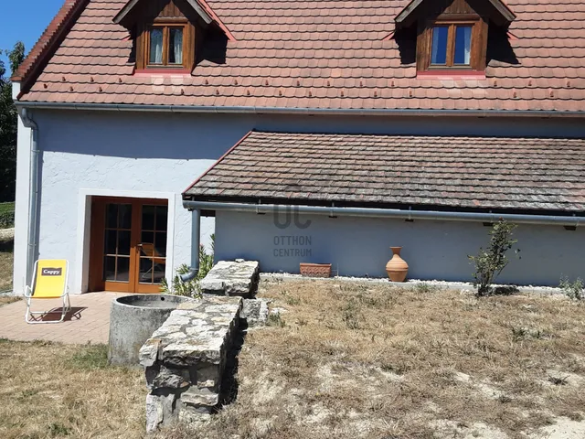 Eladó nyaraló Balatoncsicsó 80 nm