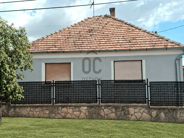 Eladó ház Tapolca, Kertváros 560 nm
