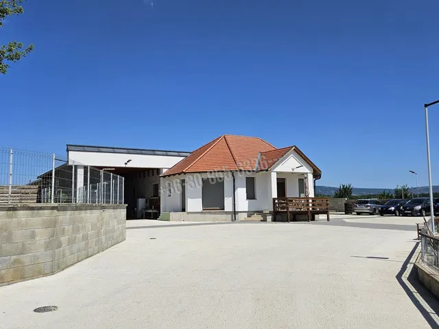 Eladó kereskedelmi és ipari ingatlan Hajmáskér 1120 nm