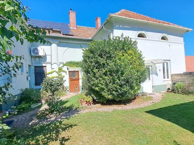 Eladó lakás Veszprém, Egyetemváros 79 nm