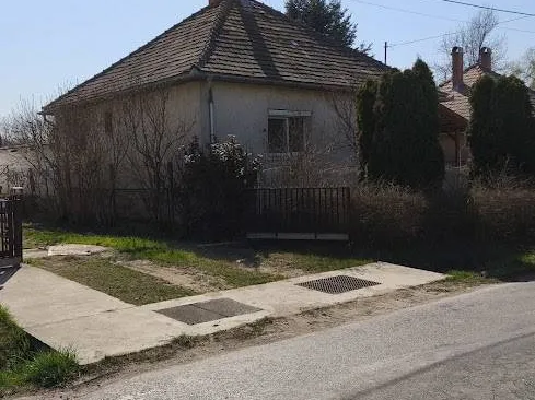 Eladó ház Úny, Fenyves utca 80 nm