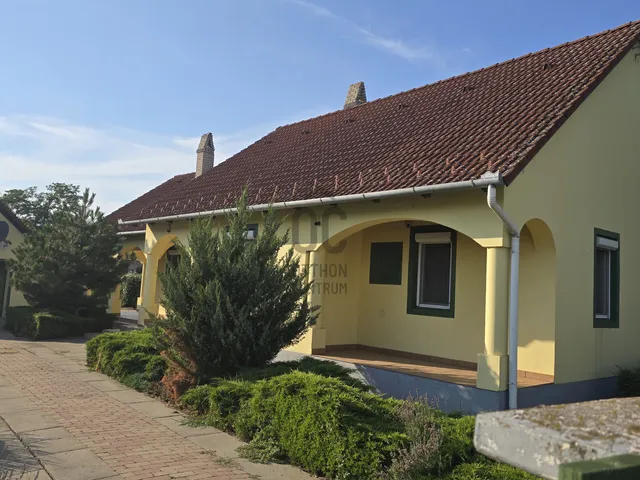 Eladó ház Tiszaderzs 141 nm