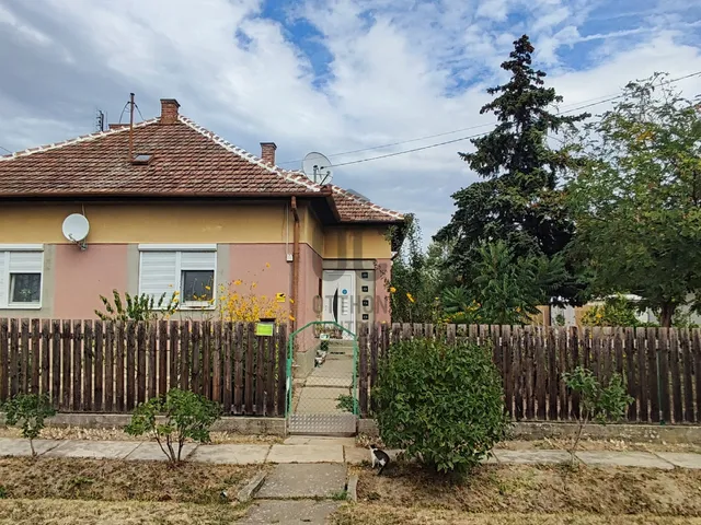Eladó ház Abádszalók 76 nm