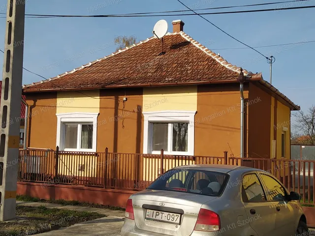 Eladó ház Újszász 89 nm