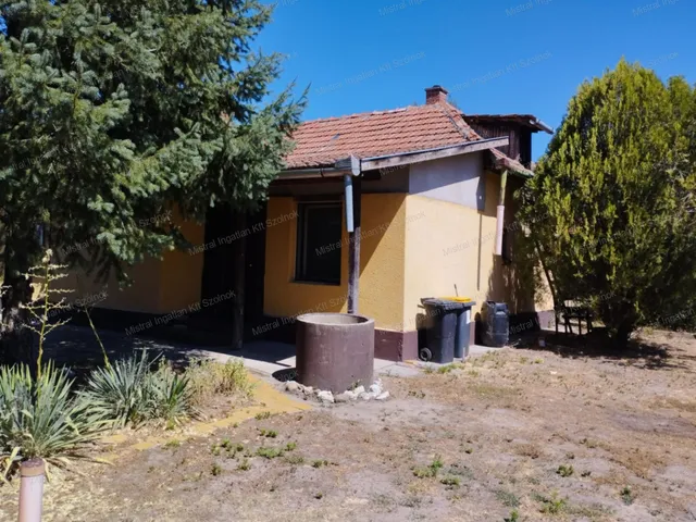 Eladó ház Tiszajenő 74 nm