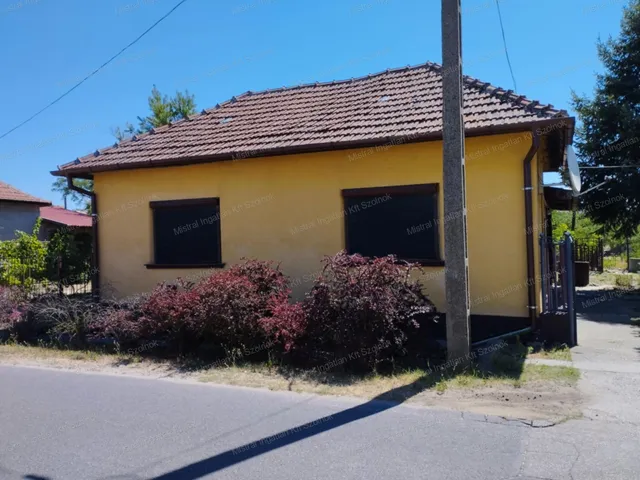 Eladó ház Tiszajenő 74 nm