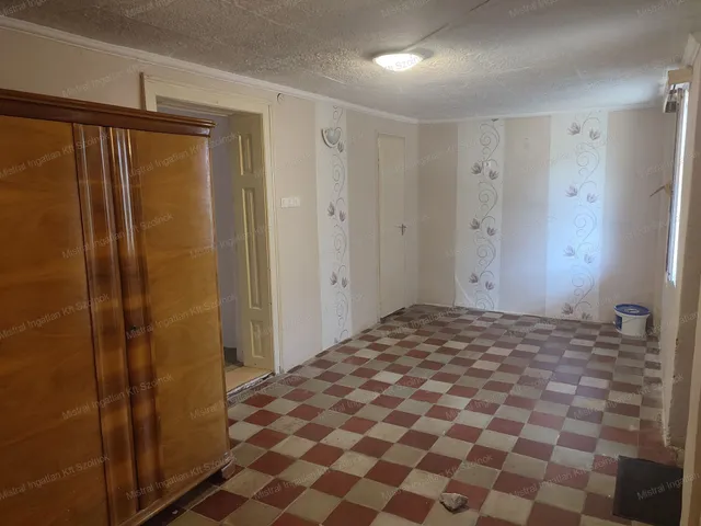 Eladó ház Tiszajenő 74 nm
