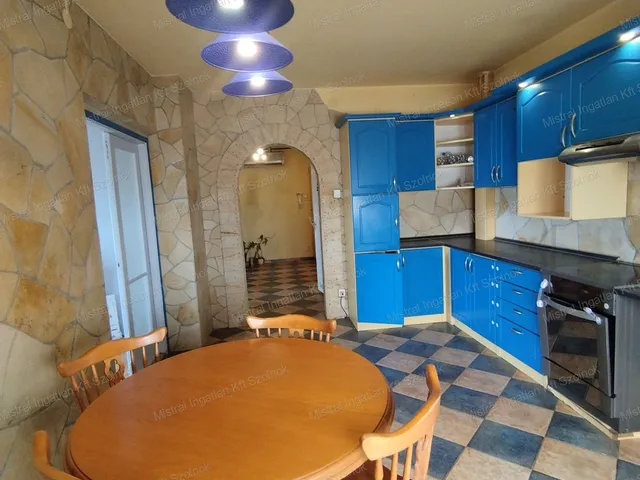 Eladó lakás Szolnok, Széchenyi-lakótelep 74 nm