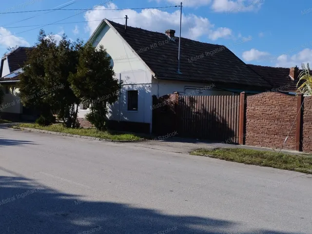 Eladó ház Szolnok, Déli városrész 68 nm