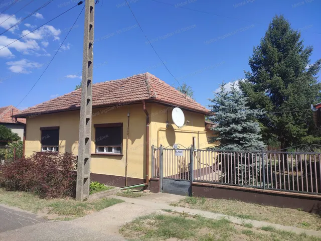 Eladó ház Tiszajenő 74 nm