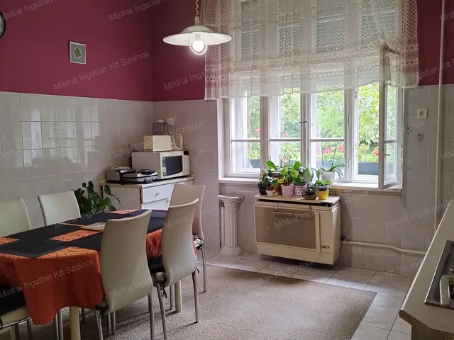 Eladó lakás Szolnok, Déli városrész 113 nm