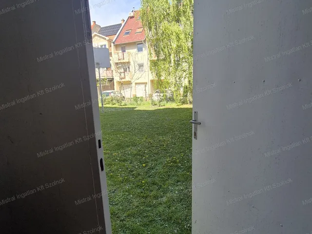 Eladó garázs Szolnok, Belváros 15 nm