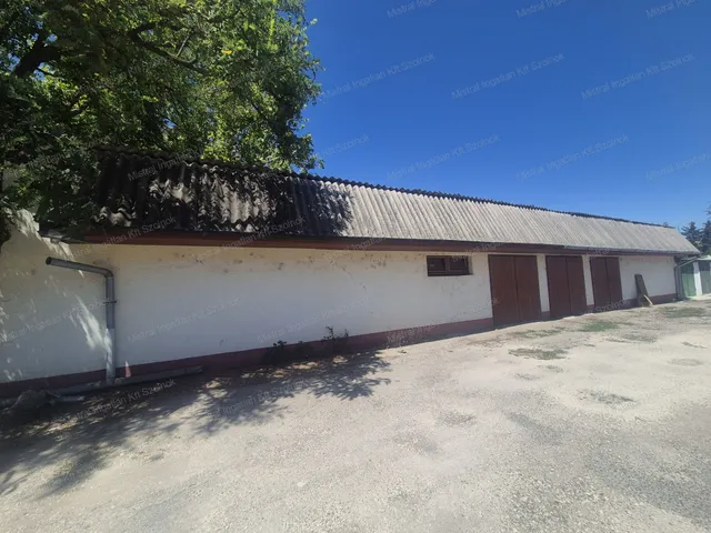 Eladó garázs Szolnok, Belváros 200 nm