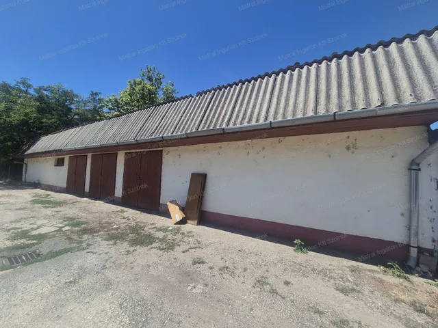 Eladó garázs Szolnok, Belváros 200 nm