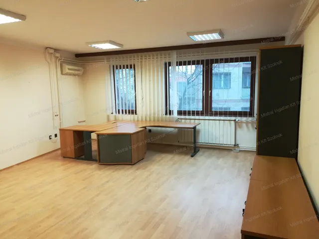 Eladó kereskedelmi és ipari ingatlan Szolnok, Belváros 212 nm