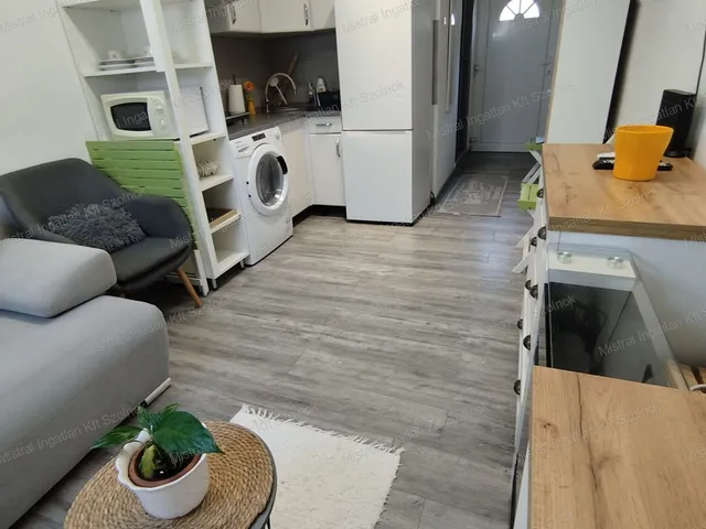 Eladó lakás Szolnok, Déli városrész 16 nm