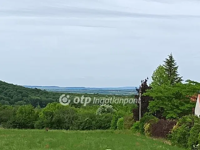 Eladó telek Budajenő 724 nm
