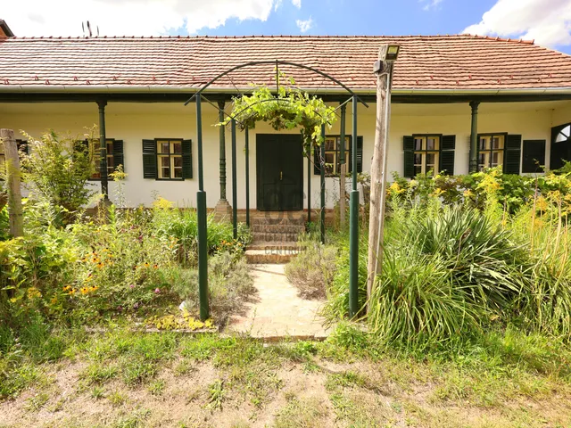 Eladó kereskedelmi és ipari ingatlan Szakadát 280 nm