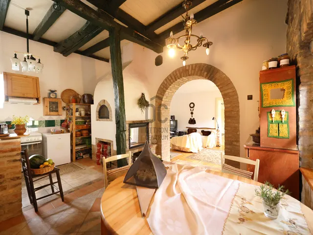 Eladó kereskedelmi és ipari ingatlan Szakadát 280 nm