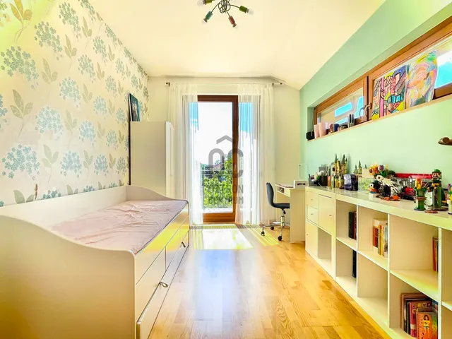Eladó ház Budapest II. kerület, Máriaremete 300 nm