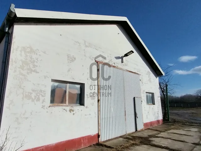 Eladó kereskedelmi és ipari ingatlan Nyársapát 700 nm