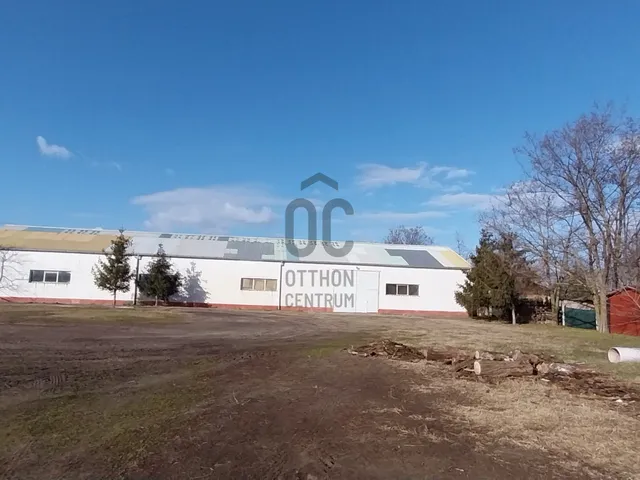 Eladó kereskedelmi és ipari ingatlan Nyársapát 700 nm