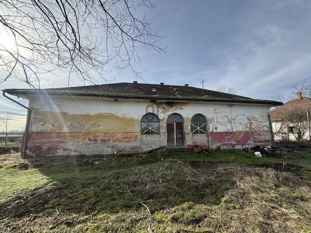 Eladó kereskedelmi és ipari ingatlan Cegléd 200 nm