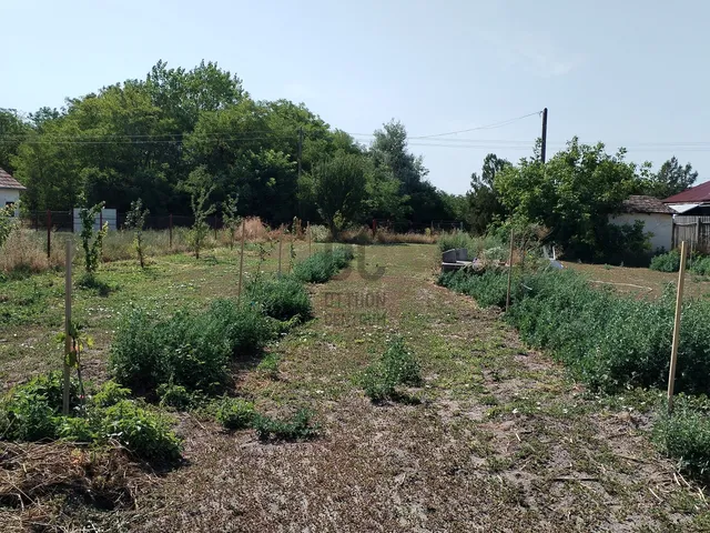 Eladó telek Törtel 815 nm