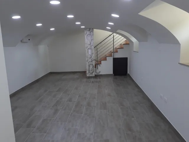 Eladó kereskedelmi és ipari ingatlan Budapest XIII. kerület, Lőportárdűlő 45 nm