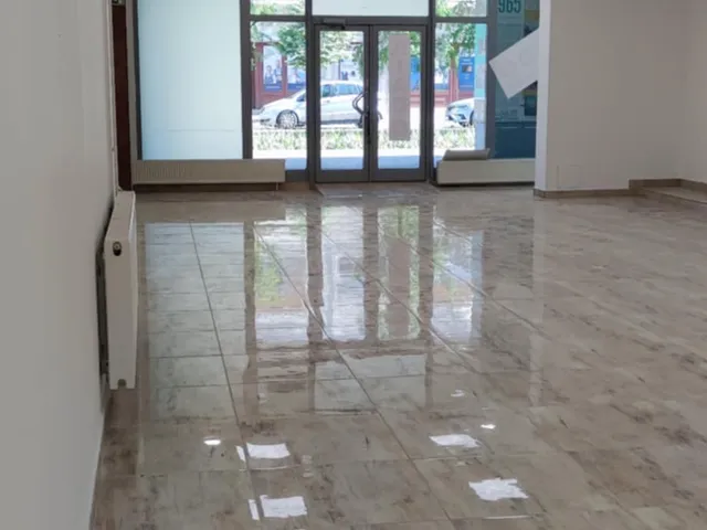 Kiadó kereskedelmi és ipari ingatlan Szolnok, Belváros 150 nm