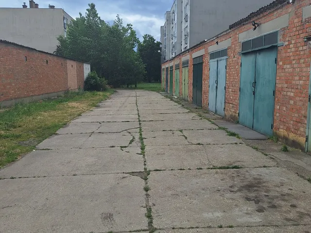 Eladó garázs Szolnok, Tallinn 18 nm