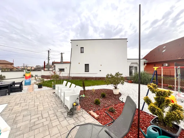 Eladó ház Mikepércs 210 nm