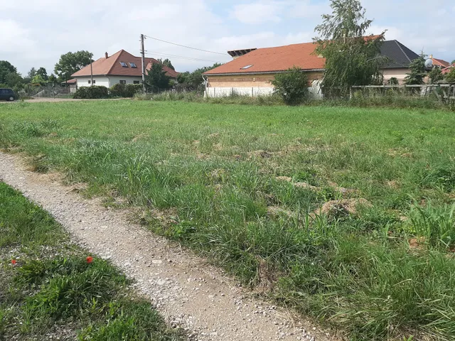Eladó telek Kápolnásnyék 821 nm