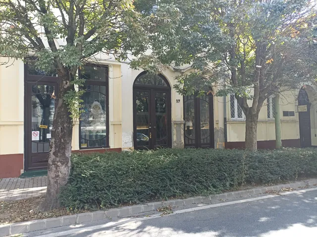 Eladó kereskedelmi és ipari ingatlan Kaposvár, Belváros 61 nm