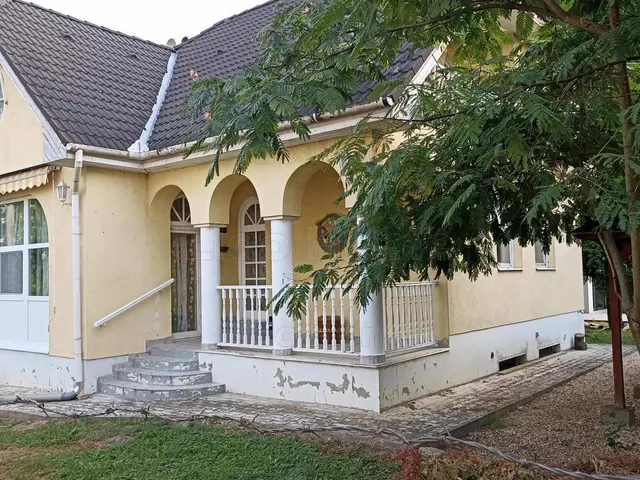 Eladó ház Lepsény 242 nm