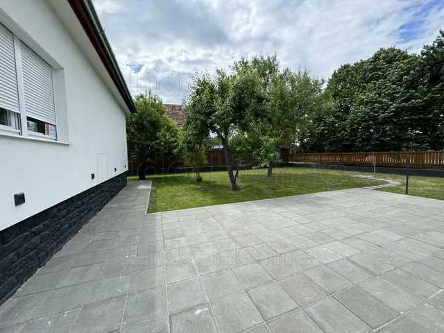 Eladó kereskedelmi és ipari ingatlan Siófok, Belváros 100 nm