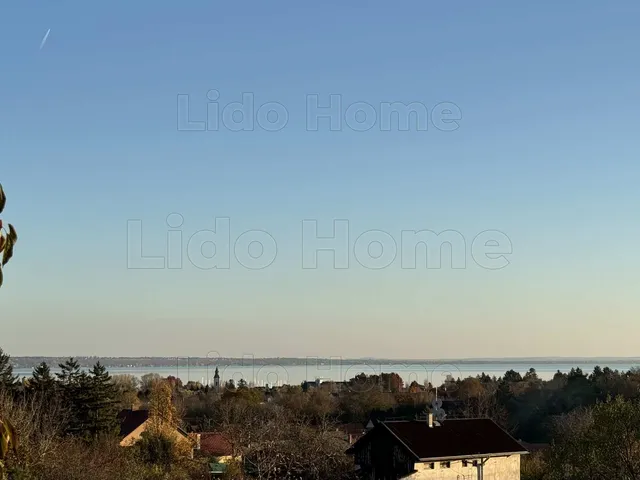 Eladó ház Balatonkenese 250 nm