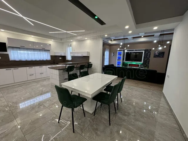 Eladó ház Ságvár 250 nm