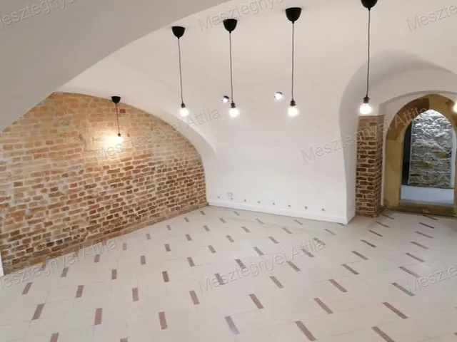 Eladó kereskedelmi és ipari ingatlan Sopron, Belváros 62 nm