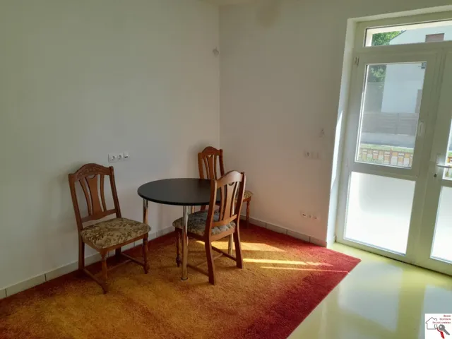 Kiadó kereskedelmi és ipari ingatlan Pécs, Kertváros, Kiadó színvonalas iroda Pécsett, régi Kertvárosban 60 nm
