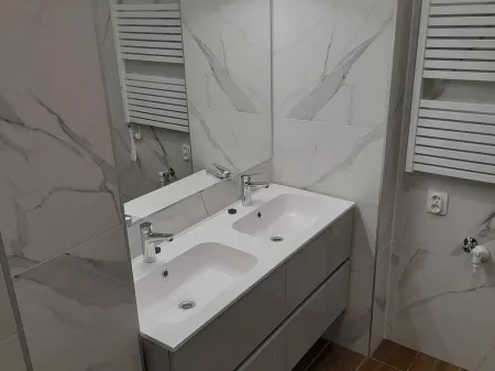 Eladó lakás Pécs, Uránváros, Eladó frissen felújított 7/2 em. 2 szobás, erkélyes tégla lakás Pécsett az Esztergár úton 66 nm