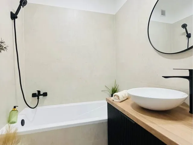 Eladó lakás Pécs, Belváros, Eladó 10/4 emeleti prémium felújított 3 sz. panel lakás Pécsett a Nagy L. kir. útján 63 nm