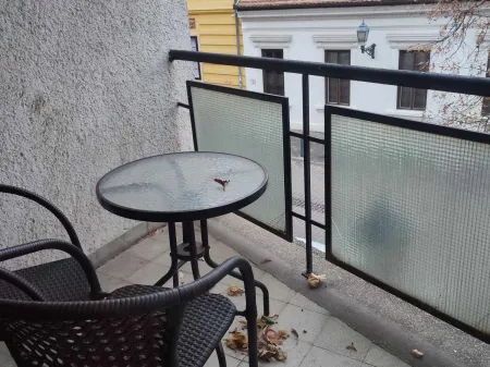 Kiadó lakás Pécs, Belváros, Kiadó nappali + 2 hálós, 2 erkélyes lakás Pécsett a Szent István téren 82 nm