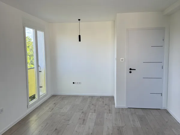 Eladó lakás Pécs, Kertváros, Eladó frissen felújított 4 em. 2 szobás, erkélyes panel lakás Pécsett a Sarolta utcában 54 nm