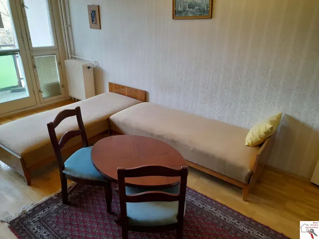 Eladó lakás Pécs, Kertváros, Eladó 10/1 em. 2 szobás, erkélyes panel lakás Pécsett a Diána téren 48 nm