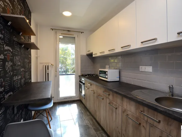 Eladó lakás Pécs, Egyetemváros, Eladó frissen felújított 4/1 em. 3 szobás, erkélyes lakás Pécsett, Uránvárosban 54 nm