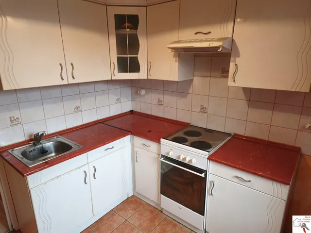 Eladó lakás Pécs, Kertváros, Eladó 4/3 emeleti, 3 szobás, erkélyes panellakás Pécsett a Maléter Pál úton 67 nm