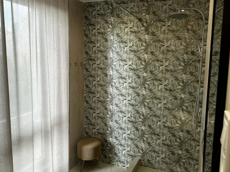 Eladó lakás Pécs, Belváros, Eladó 10/7 em. 3 szobás, erkélyes nívósan felújított lakás Pécsett az Árkádnál 64 nm